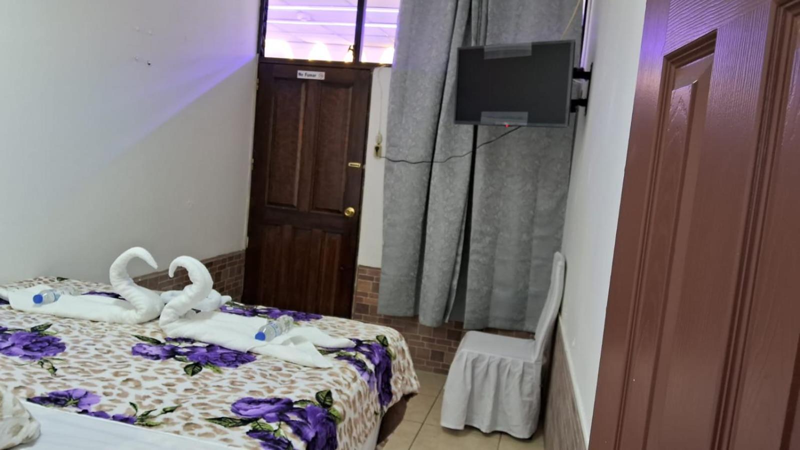 Hotel Kamelot Parque Central Quetzaltenango Bagian luar foto
